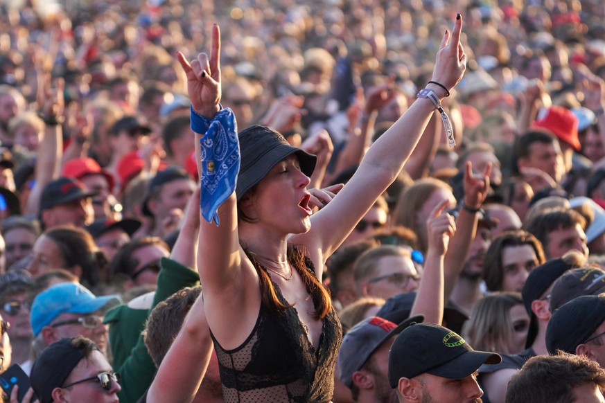 02.06.2023, Rheinland-Pfalz, Nürburg: Tausende Rockfans tanzen beim Auftritt von &quot;Rise against&quot; vor der Hauptbühne des Festivals &quot;Rock am Ring&quot;. Foto: Thomas Frey/dpa +++ dpa-Bildf ...