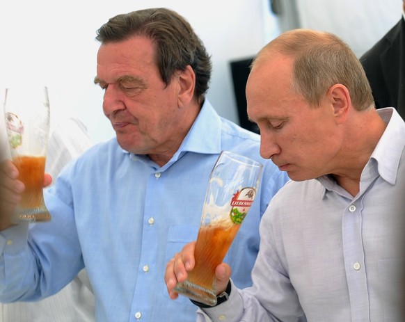 2009 hat Gerhard Schröder zusammen mit Putin Bier getrunken.