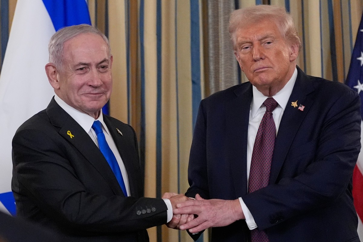 ARCHIV - 29.09.2025, USA, Washington: Israels Ministerpräsident Benjamin Netanjahu schüttelt US-Präsident Donald Trump nach einer Pressekonferenz im State Dining Room des Weißen Hauses die Hand. Israe ...
