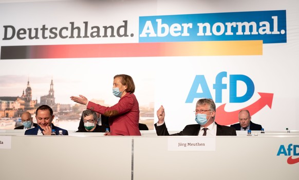 10.04.2021, Sachsen, Dresden: J�rg Meuthen (r) und Tino Chrupalla (l), die AfD- Bundessprecher, nehmen in der Dresdener Messehalle am Bundesparteitag der AfD mit Beatrix von Storch, AfD-Vorstandsmitgl ...