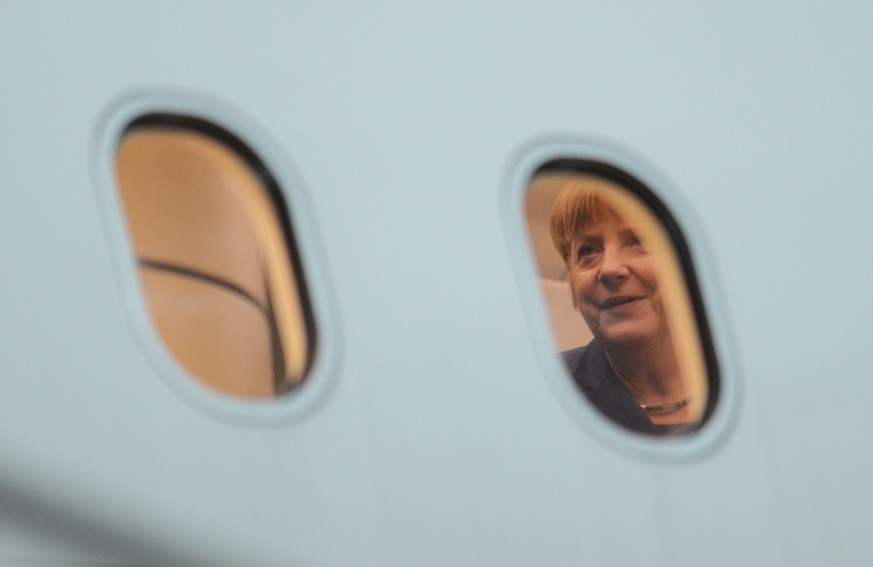 ARCHIV - 28.11.2013, Litauen, Vilnius: Bundeskanzlerin Angela Merkel (CDU) schaut auf dem Flughafen in Vilnius aus einem Fenster des Flugzeugs der Flugbereitschaft der Luftwaffe. (zu dpa &quot;Pleiten ...