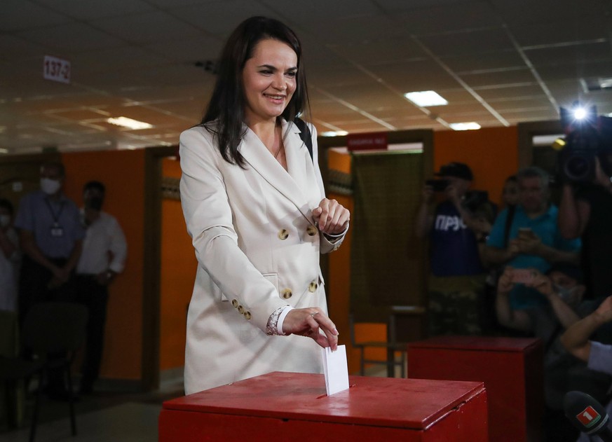 MINSK, BELARUS - AUGUST 9, 2020: Presidential candidate Svetlana Tikhanovskaya casts her ballot into a ballot box during the 2020 Belarusian presidential election. Natalia Fedosenko/TASS PUBLICATIONxI ...