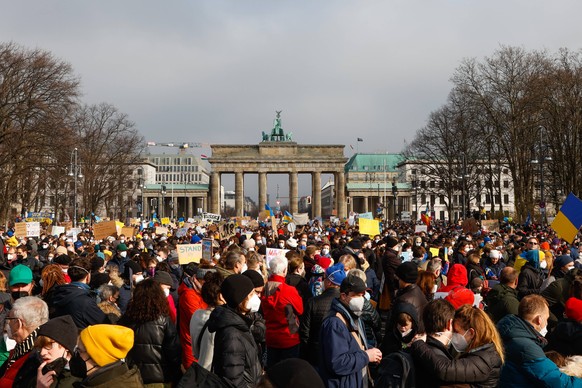 Gro�demonstration zwischen Brandenburger Tor und Siegess�ule, Stra�e des 17. Juni, anl�sslich des Angriffkrieges von Putin, der die Ukraine angreift. Berlin 27.02.22 Grossdemonstration gegen Russland  ...