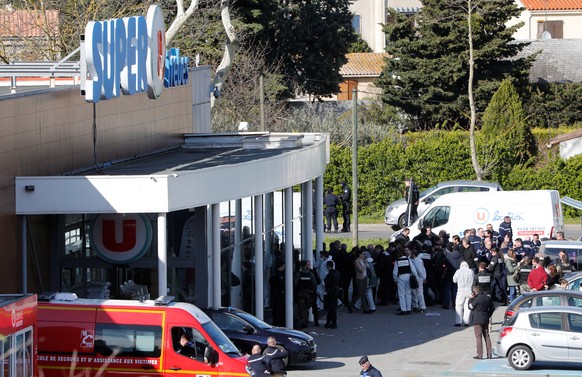 A general view shows gendarmes and police officers at a supermarket after a hostage situation in Trebes, France, March 23, 2018. REUTERS/Jean-Paul Pelissier