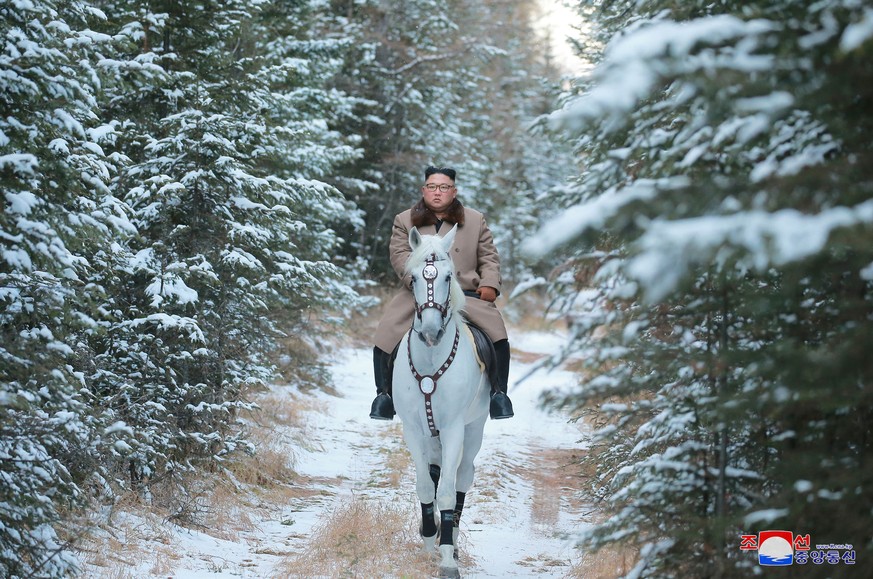 North Korean leader Kim Jong Un rides a horse during snowfall in Mount Paektu in this image released by North Korea&#039;s Korean Central News Agency (KCNA) on October 16, 2019. KCNA via REUTERS ATTEN ...