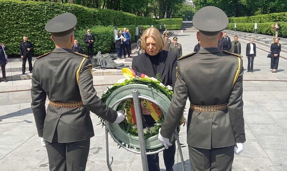 Bundestagspräsidentin Bärbel Bas gedenkt Opfern des Zweiten Weltkriegs.
