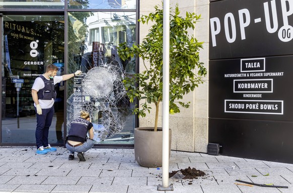 Aufräumarbeiten nach Randale in der Stuttgarter Innenstadt. Rund 500 Menschen haben sich in der Nacht zum Sonntag zusammengerottet, Schaufenster zerstört und geplündert. Schwerpunkte waren die Mariens ...