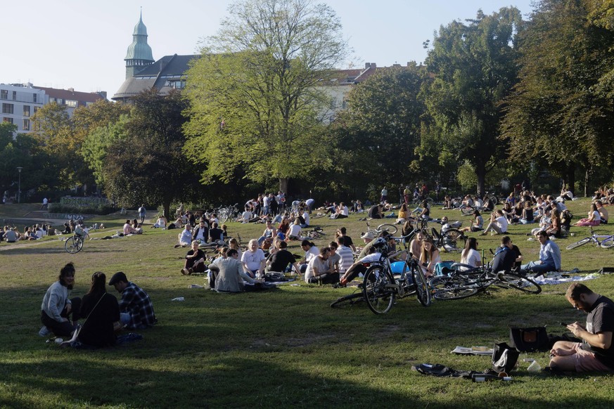 Weinbergspark , Junge Leute auf Wiese, Berlin-Mitte, Weinbergspark , Junge Leute auf Wiese, Berlin-Mitte, *** Weinbergspark , Young people on meadow, Berlin Mitte, Weinbergspark , Young people on mead ...