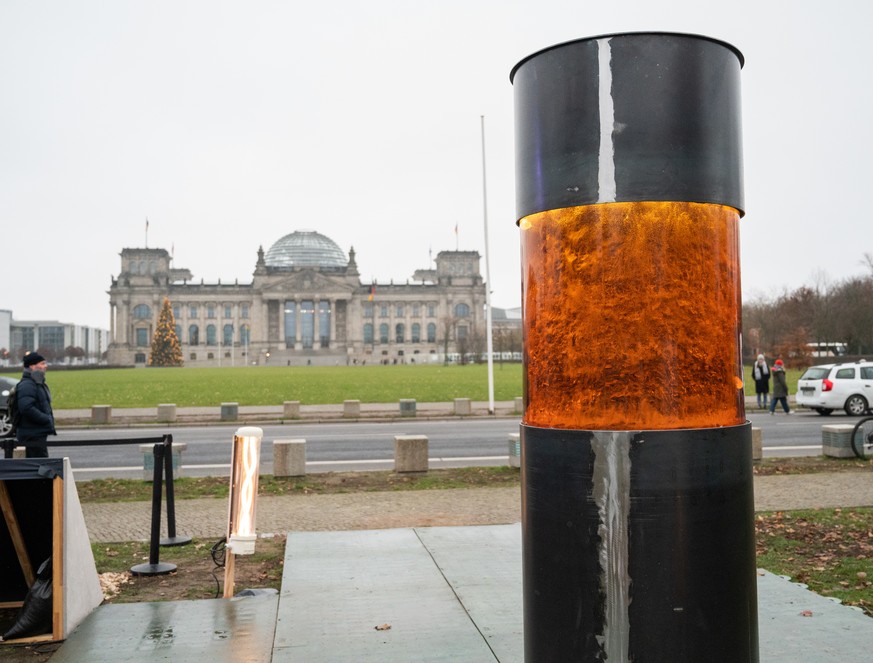 Eine Säule, in die Asche von Auschwitzopfern eingegossen worden sein soll, steht vor dem Reichstag