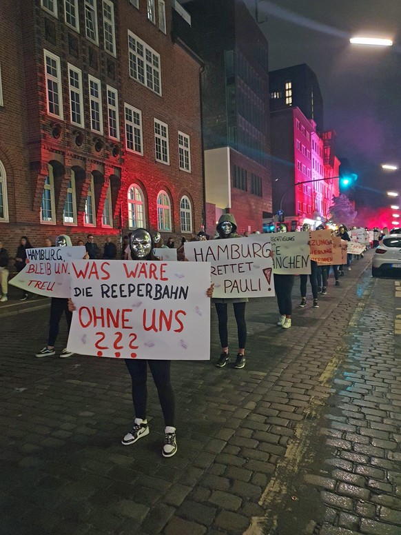 Sexy Aufstand, Reeperbahn, 28.07.20, Protest gegen Berufsverbot in der Herberrtstraße Hamburg
Prostituierte Jenny (37) im Bordell