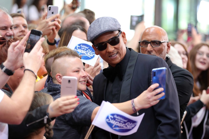 Xavier Naidoo macht Fotos mit seinen &quot;Fans&quot; bei DSDS &quot;Deutschland sucht den Superstar&quot; (DSDS) at Coloneum on April 27, 2019 in Cologne, Germany. (Photo by Andreas Rentz/Getty Image ...