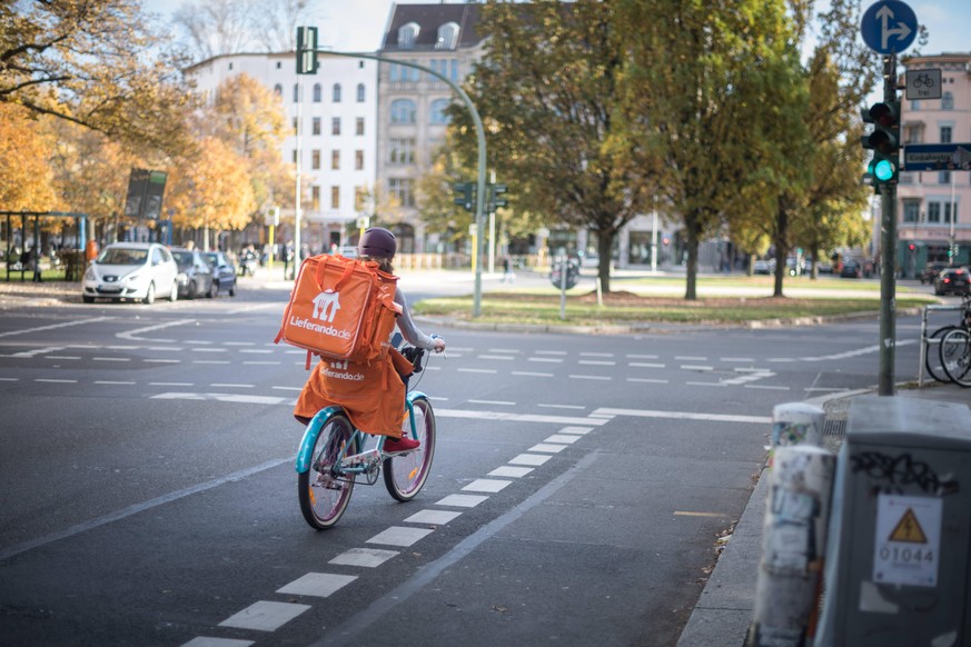 Ein Fahrradkurier der Firma Lieferando faehrt in Berlin Kreuzberg auf einer Kreuzung./ Foto: bildgehege Bringedienst Lieferando *** A bicycle courier of the company Lieferando drives in Berlin Kreuzbe ...