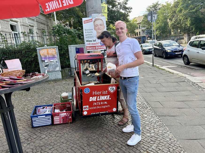 Sachsen-Wahl: Marco Böhme verteilt zu seinem Wahlkampf in Leipzig Popcorn.