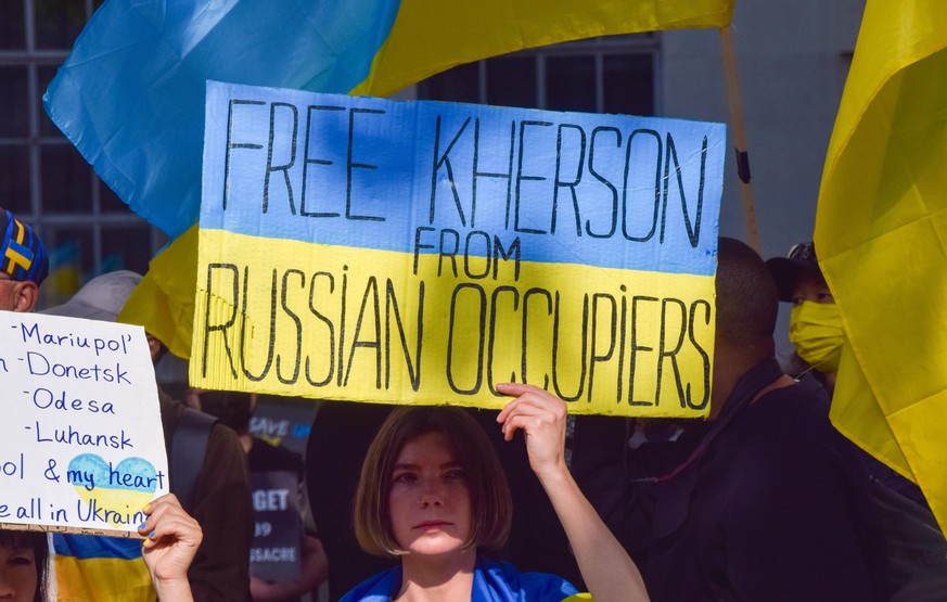 June 4, 2022, London, England, United Kingdom: A protester holds a placard which reads Free Kherson from Russian occupiers . Demonstrators gathered outside Downing Street on the 33rd anniversary of th ...