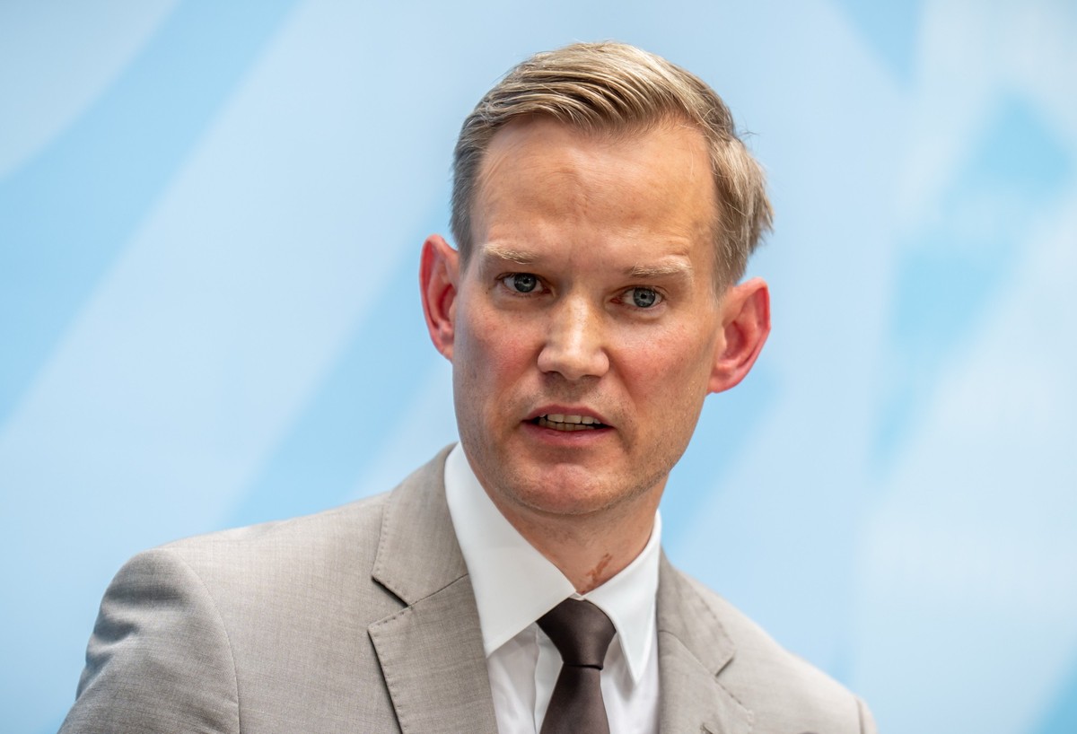 ARCHIV - 04.06.2025, Berlin: Hendrik Streeck (CDU) gibt ein Pressestatement in seiner neuen Funktion als Beauftragter der Bundesregierung für Sucht- und Drogenfragen im Bundesministerium für Gesundhei ...