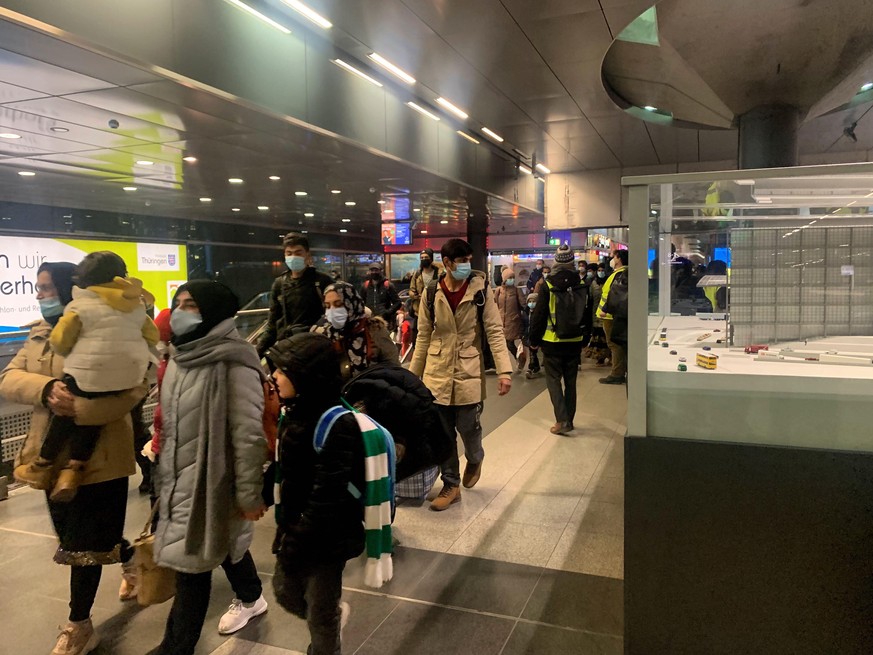 Hunderte Menschen aus der Ukraine sind am Berliner Hauptbahnhof angekommen.