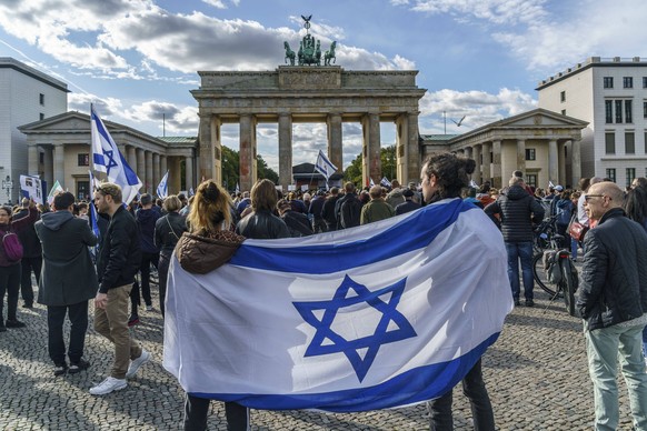 Solidaritätsdemo für das von der islamistischen Hamas angegriffene Israel am Pariser Platz vor dem Brandenburger Tor in Berlin Solidaritätsdemo für das von der islamistischen Hamas angegriffene Israel ...