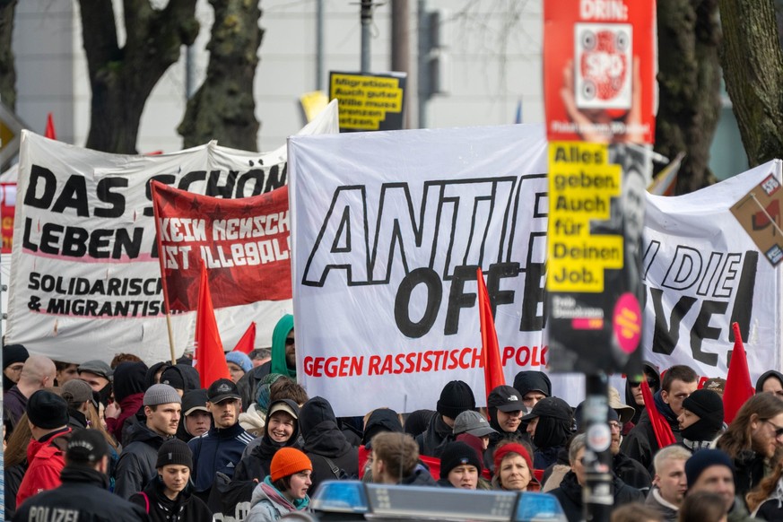 22.02.2025, Mecklenburg-Vorpommern, Rostock: Teilnehmer einer Demonstration und Kundgebung unter dem Motto &quot;Solidarität statt Ausgrenzung&quot; ziehen durch die Innenstadt. Rund 600 Menschen habe ...