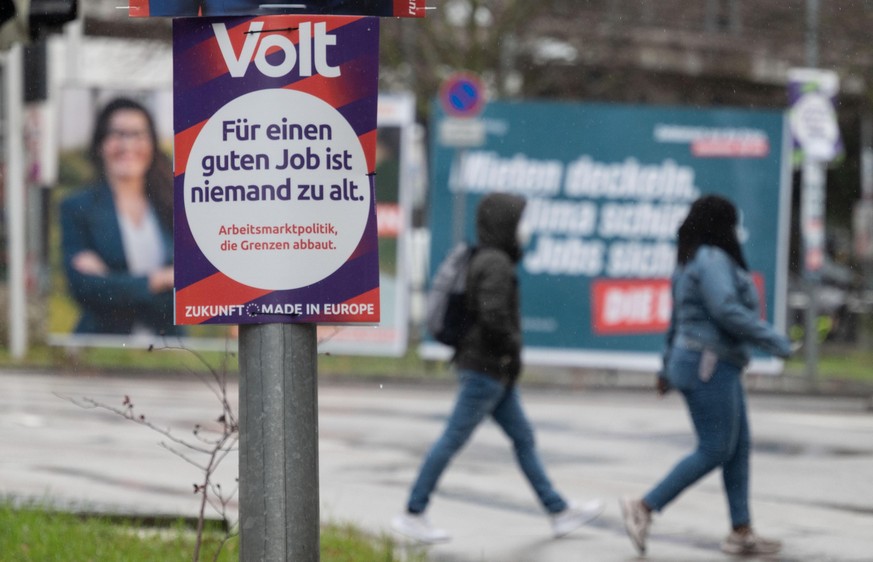 Landtagswahl Baden Württemberg 2021. Wie hir am Bismarckplatz in Heidelberg wurde von allen Parteien teils reichlich plakatiert. Am Samstag, dem letzten Wahlkampftag vor der Wahl zeigen viele Parteien ...