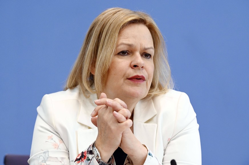 Nancy Faeser bei der Pressekonferenz Polizeiliche Kriminalstatistik 2021 im Haus der Bundespressekonferenz. Berlin, 05.04.2022 *** Nancy Faeser at the press conference Police Crime Statistics 2021 in  ...