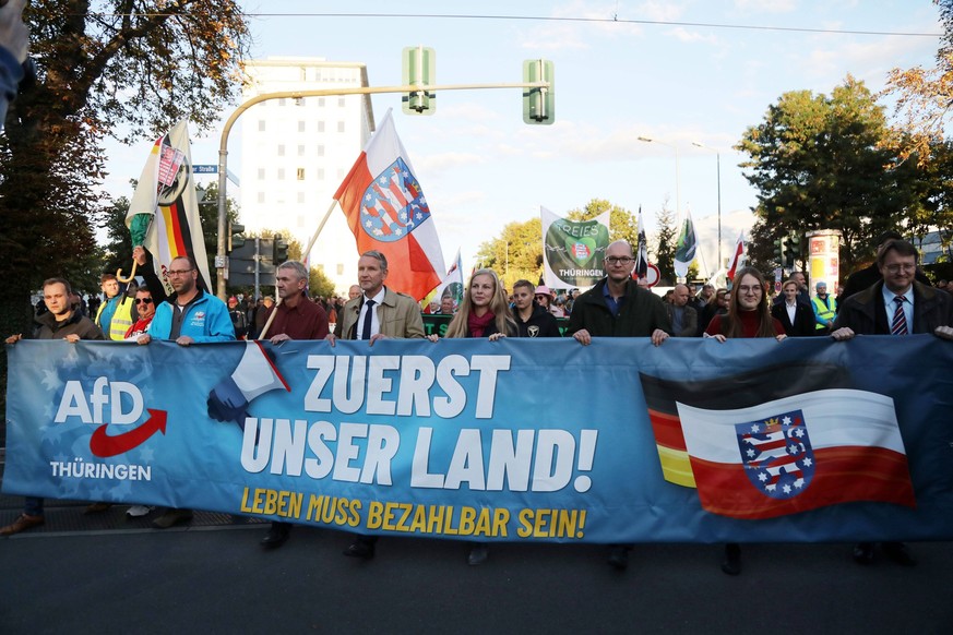 Demonstration der AfD - Heisser Herbst 21.09.2022, Erfurt, Thueringer Landtag, Demonstration der AfD Heisser Herbst im Bild: u.a. Bjoern Hoecke, Wiebke Muhsal und Stefan Moeller AfD laufen vor dem Dem ...