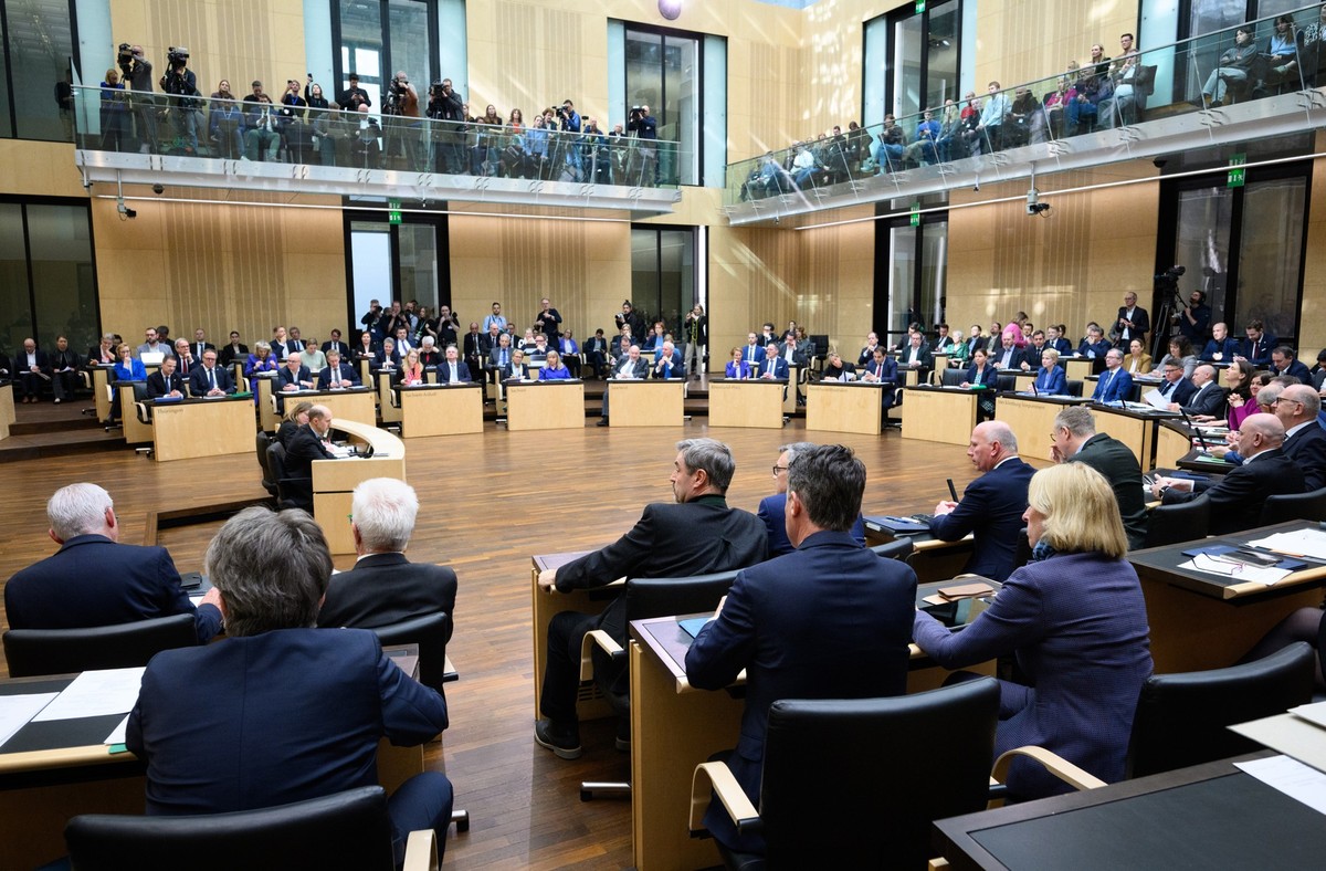 21.03.2025, Berlin: Die Mitglieder des Bundesrats stimmen bei der Plenarsitzung im Deutschen Bundesrat per Abfrage �ber die vom Bundestag beschlossenen Reform der Schuldenbremse ab. Die Reform ist Vor ...
