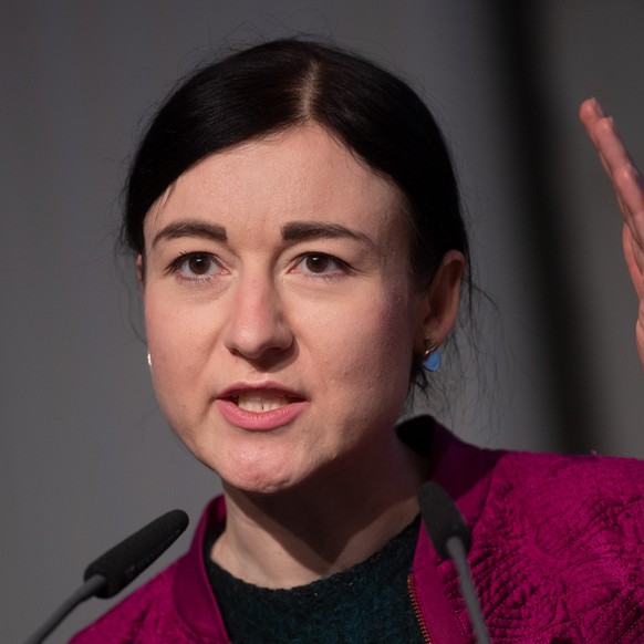 Paula Piechotta spricht vor ihrer Wahl auf Platz eins der Landesliste auf dem Landesparteitag von Bündnis 90/Die Grünen. Auf der Versammlung wählen die sächsischen Grünen ihre Landesliste und stellen ...