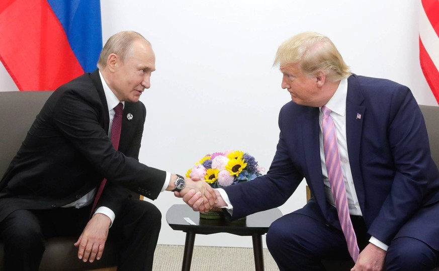 News Themen der Woche KW26 News Bilder des Tages June 28, 2019. - Japan, Osaka. - Russian President Vladimir Putin and U.S. President Donald Trump right during a bilateral meeting at the Group of 20 G ...