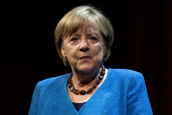 ARCHIV - 07.06.2022, Berlin: Die ehemalige Bundeskanzlerin Angela Merkel (CDU) steht im Berliner Ensemble. Merkel erhält den Nansen-Preis des UN-Flüchtlingshilfswerks (UNHCR). (zu dpa: «Angela Merkel  ...