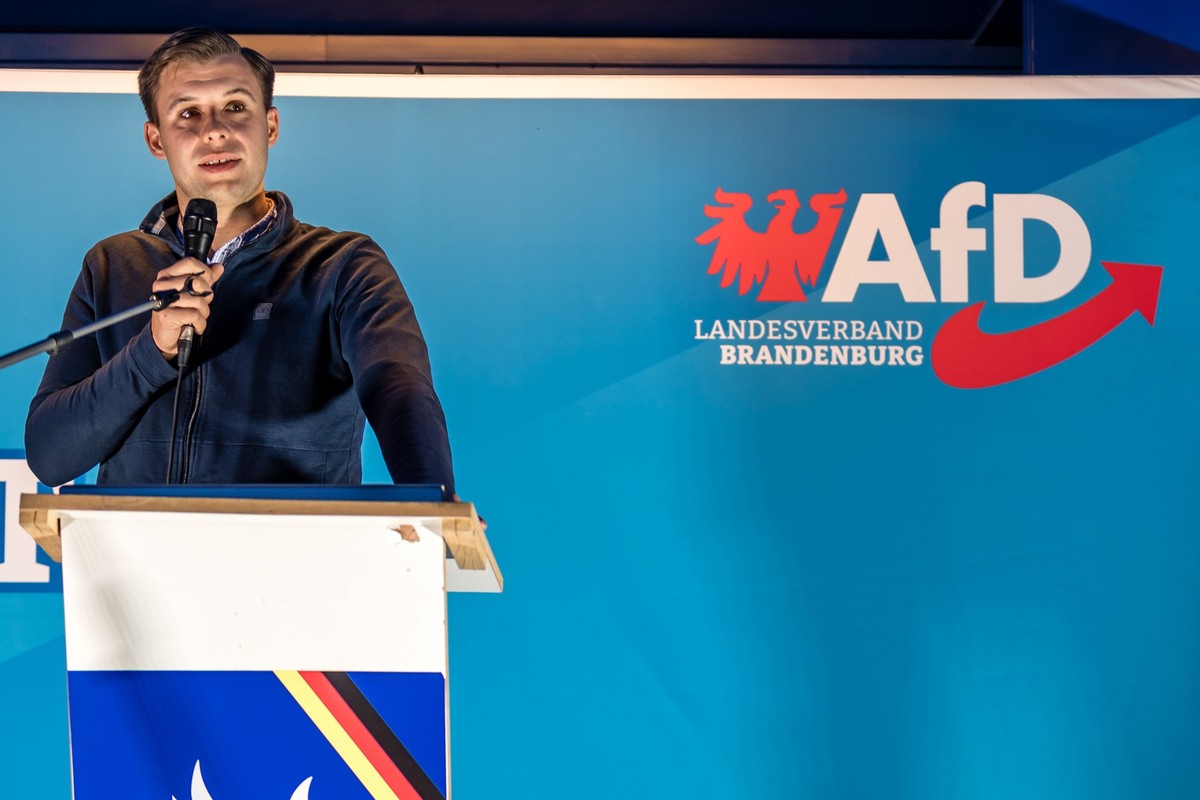 19.09.2024, Brandenburg, Cottbus: Jean-Pascal Hohm, Kandidat der AfD zur Landtagswahl in Brandenburg, spricht auf einer Bühne bei einer Wahlkampfveranstaltung seiner Partei auf dem Oberkirchplatz. Die ...