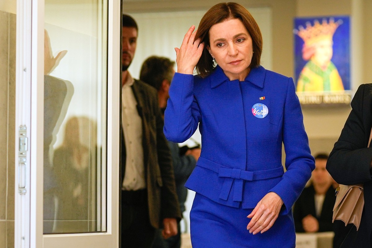 28.09.2025, Moldau, Chisinau: Moldawiens Präsidentin Maia Sandu verlässt ein Wahllokal, nachdem sie bei der Parlamentswahl ihre Stimme abgegeben hat. Foto: Vadim Ghirda/AP/dpa +++ dpa-Bildfunk +++