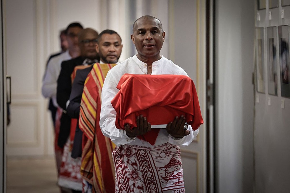 A man carries one of the three Sakalava skulls during a ceremony for their restitution to Madagascar, at the Culture Ministry in Paris, on August 26, 2025. France returns three human skulls to Madagas ...
