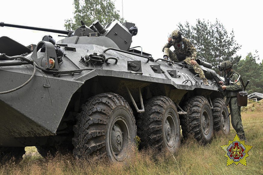 HANDOUT - 20.07.2023, Belarus, ---: Auf diesem vom belarussischen Verteidigungsministerium zur Verfügung gestellten Foto nehmen belarussische Soldaten der Special Operations Forces (SOF) und Söldner d ...