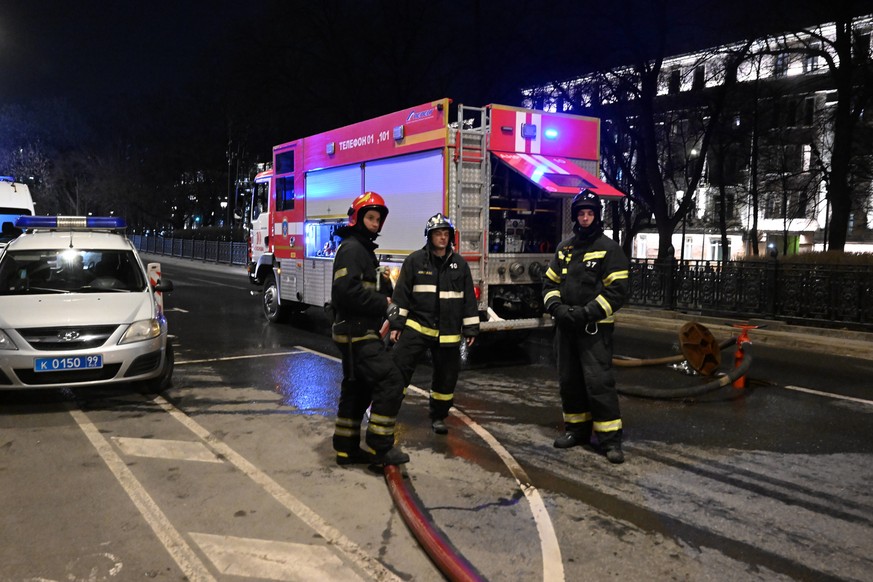 Die russische Feuerwehr vor dem Verteidigungsministerium im April, als tatsächlich ein Feuer ausbrach.