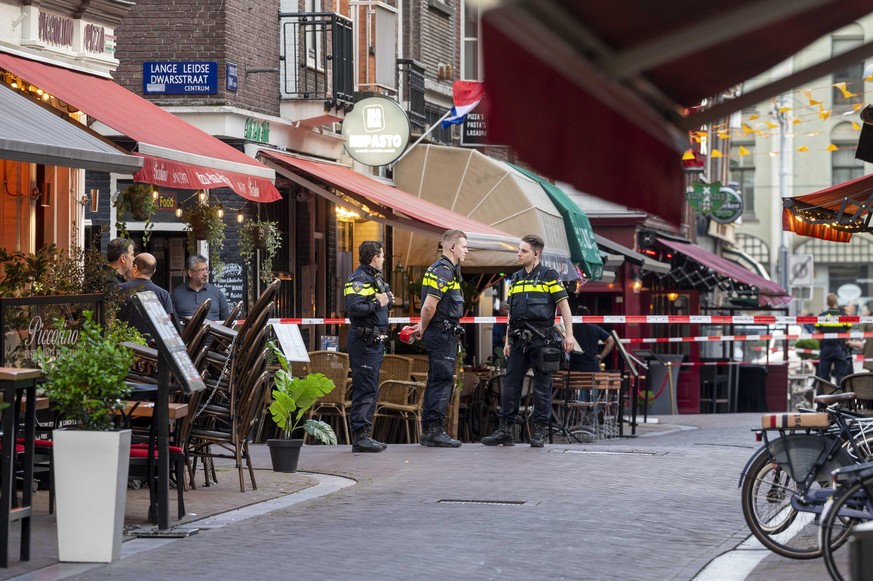 Polizei an der Lange Leidsedwarsstraat in Amsterdam. Der bekannte Kriminalreporter Peter R. de Vries wurde bei einer Schießerei schwer verletzt.