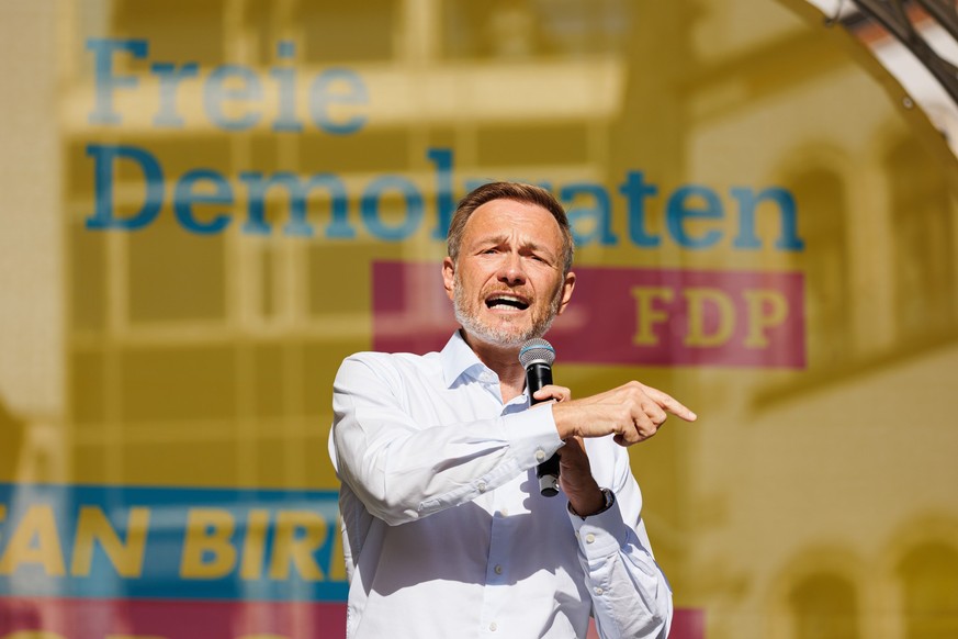 07.10.2022, Niedersachsen, Braunschweig: Christian Lindner, Bundesminister für Finanzen und FDP-Bundesvorsitzender, spricht auf einer Abschlusskundgebung der Partei auf dem Kohlmarkt in der Braunschwe ...