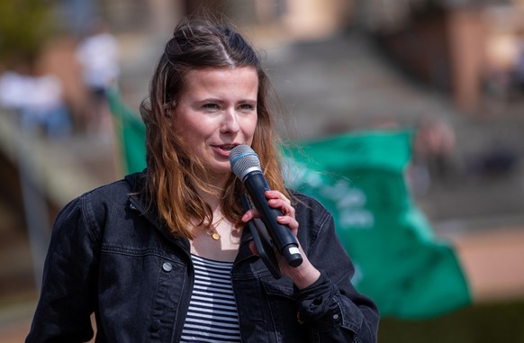 Die deutsche Klimaaktivistin Luisa Neubauer spricht bei einer Protestaktion von Aktivistinnen und Aktivisten von Fridays for Future vor dem Schloss. Der Aufruf zum sogenannten Klimastreik erfolgte als ...