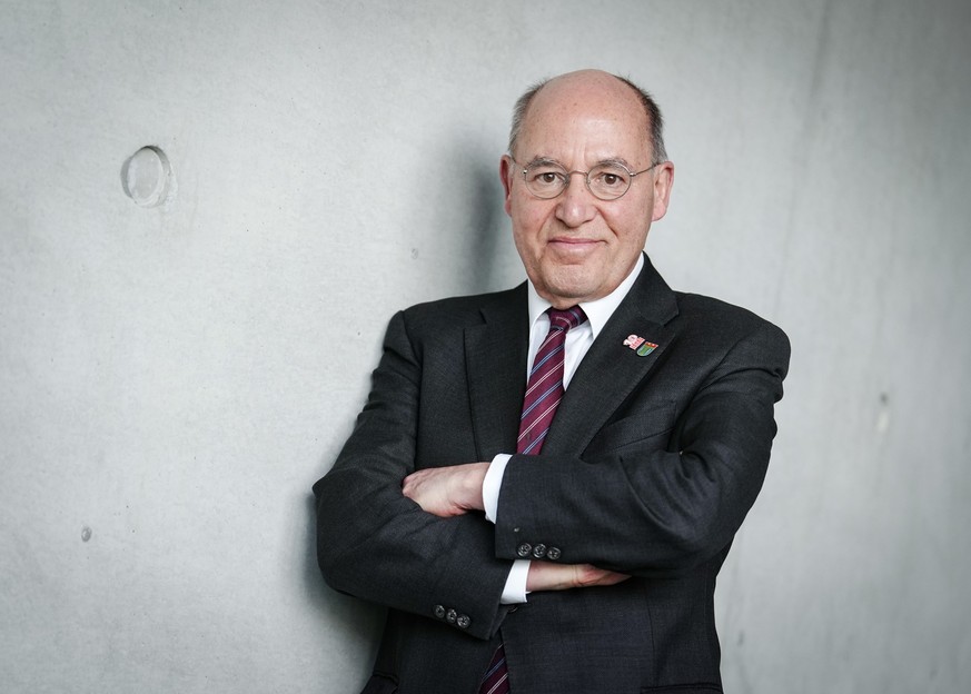 ARCHIV - 23.02.2022, Berlin: Gregor Gysi (Die Linke), Bundestagsabgeordneter, blickt am Rande einer Ausschusssitzung im Paul-Löbe-Haus in die Kamera des Fotografen. (zu dpa «Gysi hält sich mit Schwimm ...