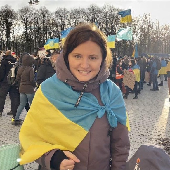 Julia demonstriert in Berlin gegen den Krieg in der Ukraine