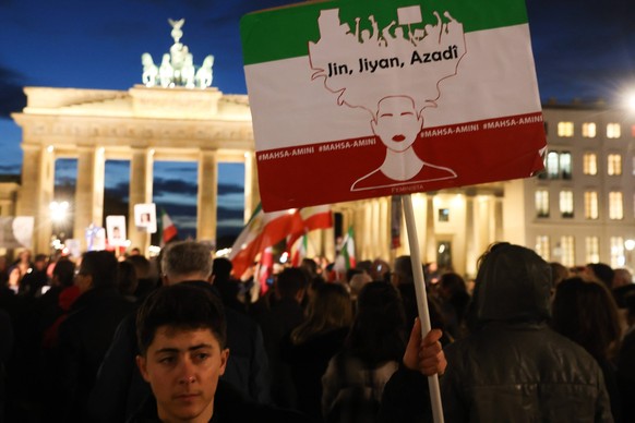 Auch in Deutschland protestieren die Menschen gegen das brutale iranische Regime.