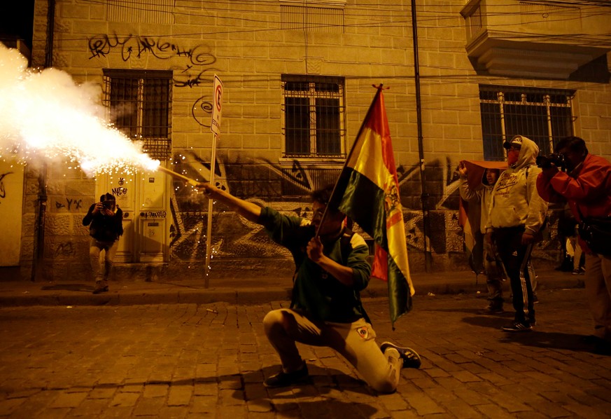 A demonstrator shoots a fireworks during a protest in La Paz, Bolivia, October 24, 2019. REUTERS/David Mercado