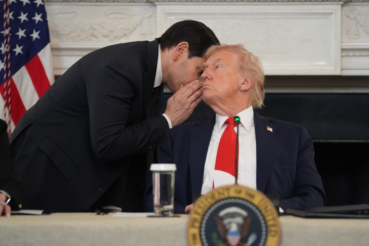 Secretary of State Marco Rubio whispers to President Donald Trump, who is holding the note Rubio handed to him, during a roundtable meeting on antifa in the State Dining Room at the White House, Wedne ...