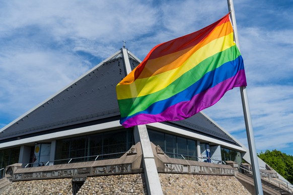 09.05.2021, Baden-W�rttemberg, Baden-Baden: Eine Regenbogenfahne weht vor der Autobahnkirche St. Christophorus am Rande der Segnung von gleichgeschlechtlichen Paaren. Unter dem Motto #liebegewinnt lad ...