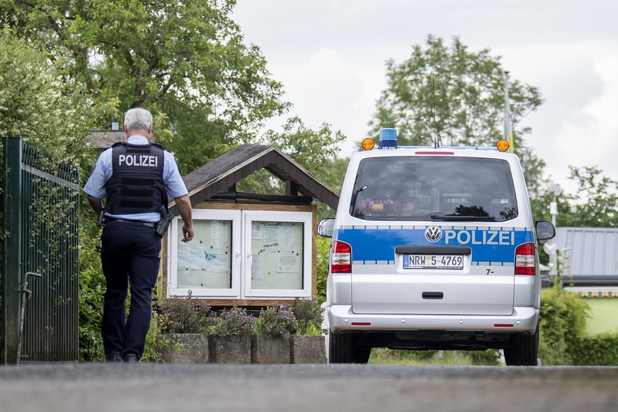 Gesellschaft: Verbrechen, Prozesse. Ein Polizeiwagen fährt auf die Kleingartenanlage in Münster. In der Gartenlaube in Münster sollen Ende April vier Männer zwei Jungen missbraucht haben. | Verwendung ...