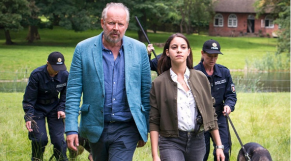 "Tatort – Borowski und das Haus der Geister": Klaus Borowski (Axel Milberg) und Mila Sahin (Almila Bagriacik) schicken eine Suchstaffel über das Gelände der Voigts.