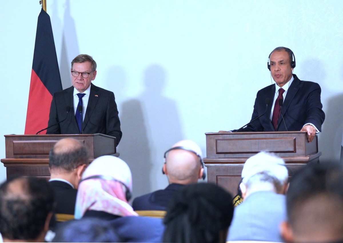 07.10.2025, Ägypten, Kairo: Außenminister Johann Wadephul (l, CDU) und Badr Abdel-Atti, Außenminister von Ägypten, geben nach ihrem Gespräch eine gemeinsame Pressekonferenz. Wadephul setzt seine Vermi ...