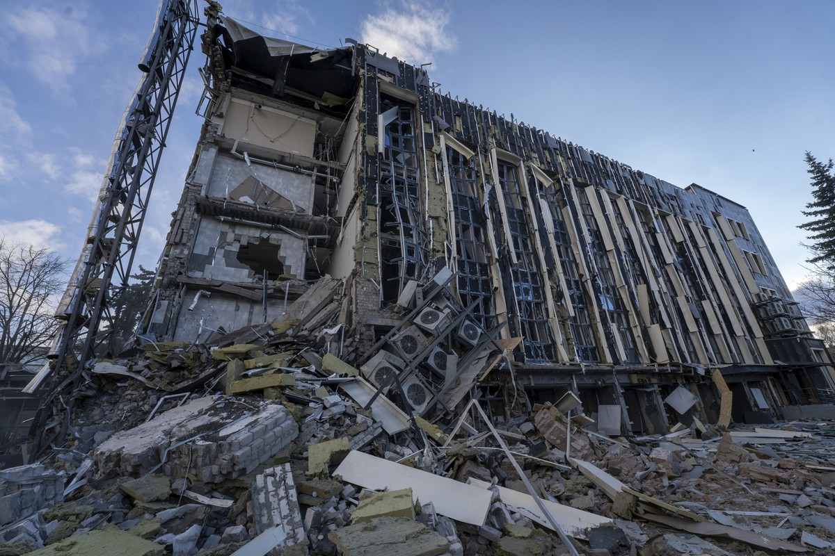 04.02.2025, Ukraine, Isjum: Total zerstört ist das Rathaus in Isjum in der Ost-Ukraine nach einem russischen Raketenangriff, bei dem mehrere Menschen am Dienstag, 4. Februar 2025, getötet und verletzt ...