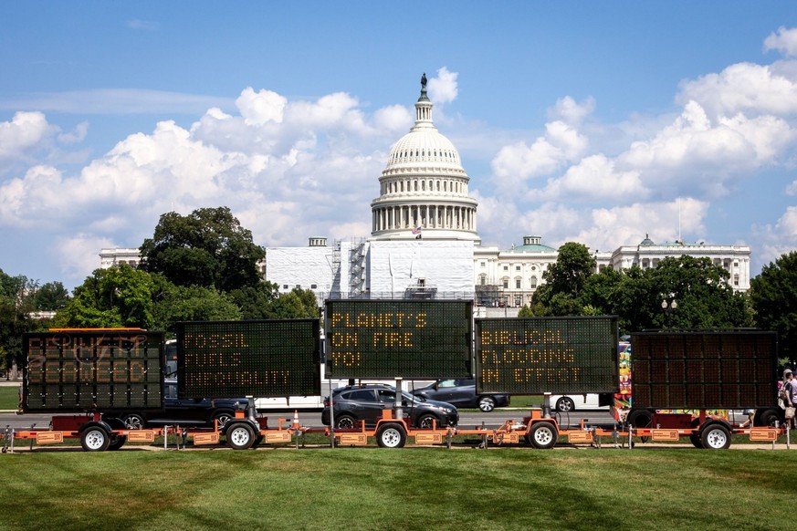 Klima-Installation am US-Kapitol: Eine Installation von Schildern in Form von Straßenschildern vor dem US-Kapitol vermittelt vor der Abstimmung des Senats über den Inflation Reduction Act Botschaften  ...