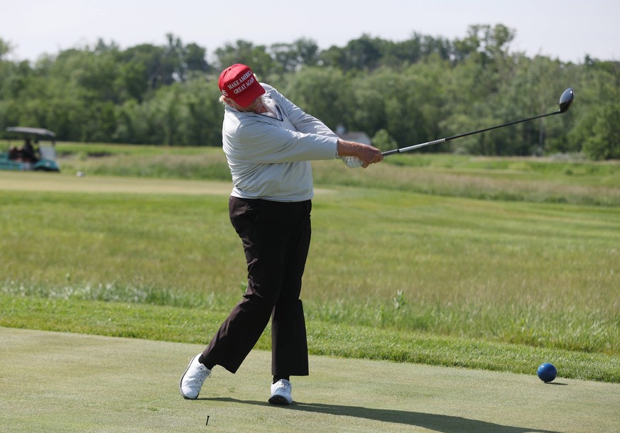 News Themen der Woche KW21 News Bilder des Tages STERLING, VA - MAY 25: Former US President Donald Trump seen golfing at Trump National Golf Club Washington DC in Sterling, Virginia on May 25, 2023. P ...