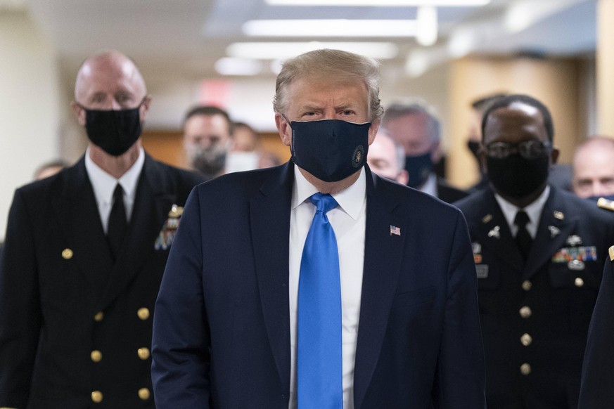 Dann war es plötzlich doch ganz wichtig, eine Maske zu tragen: Donald Trump und sein neuester Kurswechsel.